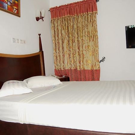 Hotel Residence Jeanne D'Arc Cotonou Exterior photo
